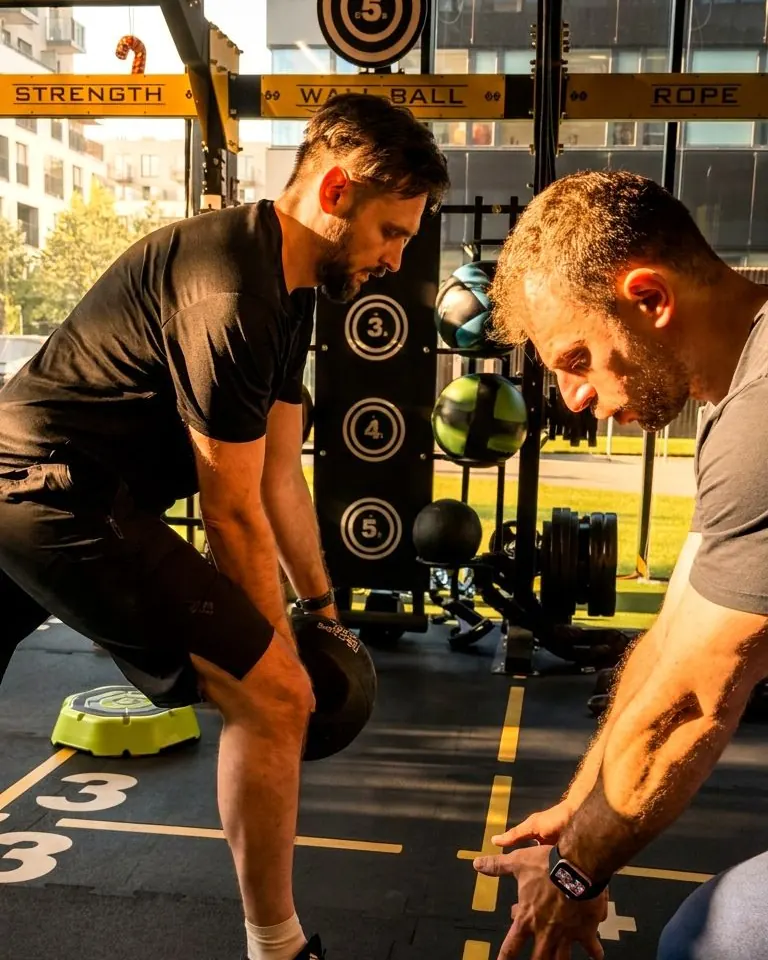 Hubert Staniszewski prowadzi trening personalny 1:1 z klientem w Xtreme Fitness Gyms na Mokotowie